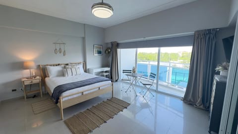 Bed, Photo of the whole room, Bedroom, Pool view, Swimming pool, sunbed, towels