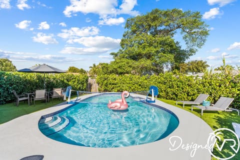 Private Pool Home with Lovely 4BR & 2 Bath House in Dania Beach