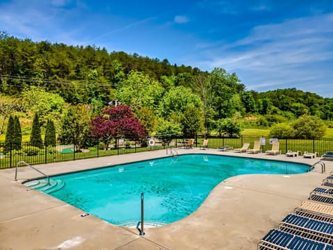 Resort Cabin, Indoor Pool, View, HotTub, Mins to PF House in Pigeon Forge