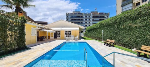 Casa com piscina a metros da praia em Riviera Casa in Bertioga