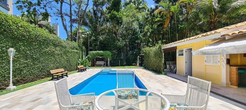 Casa com piscina a metros da praia em Riviera House in Bertioga