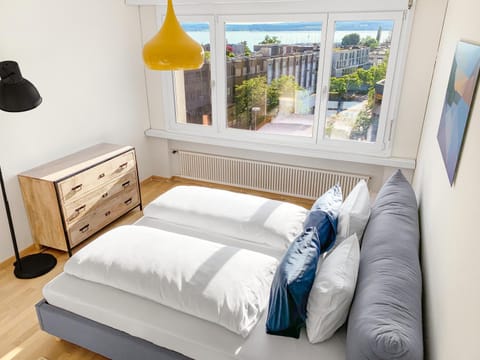 Bed, View (from property/room), View (from property/room), Photo of the whole room, Bedroom, Lake view, Lake view