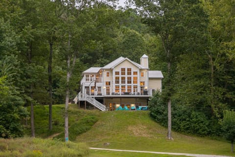 Modern Farmhouse Style Chalet with amazing Kentucky Lake views - Dock, Hottub and Firepit! Chalet in Tennessee