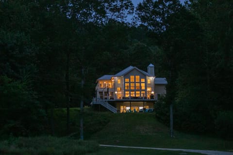 Modern Farmhouse Style Chalet with amazing Kentucky Lake views - Dock, Hottub and Firepit! Chalet in Tennessee