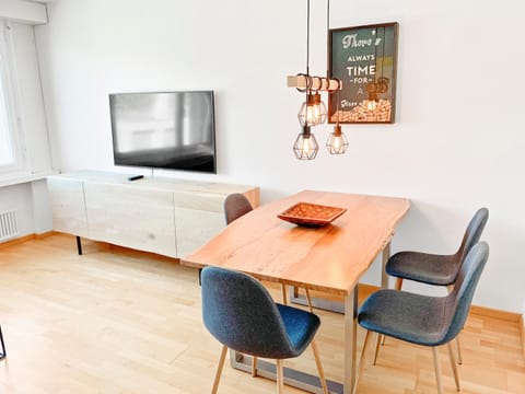 TV and multimedia, Living room, Seating area, Dining area