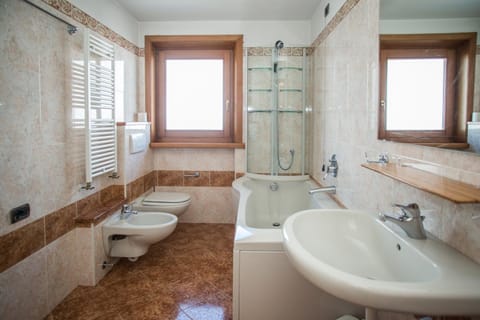 Shower, Toilet, Bathroom, Bath