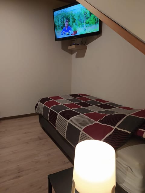 Bed, TV and multimedia, Bedroom