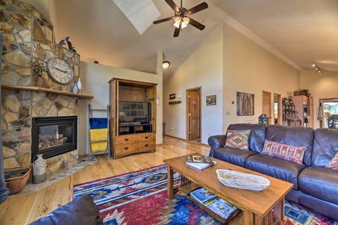Pagosa Springs Home with Deck and Grill, Walk to Town! Haus in Pagosa Springs