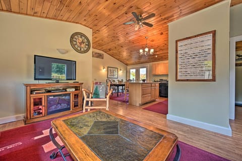 Cozy Apt with Hot Tub and Deck, 10 Mi to Stowe Resort! Copropriété in Stowe