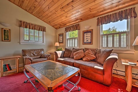 Cozy Apt with Hot Tub and Deck, 10 Mi to Stowe Resort! Condominio in Stowe