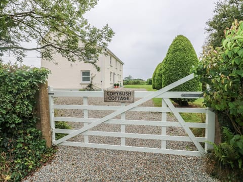 Copybush Cottage House in Martletwy