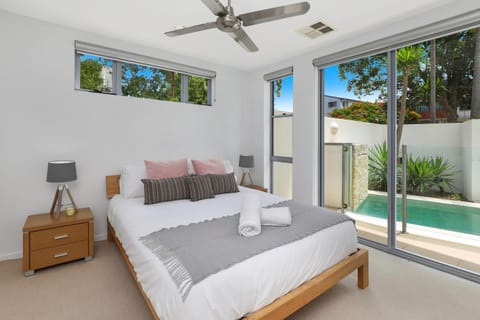 Sunshine Beach Retreat - 3 Bedroom Family Apartment - Wifi - Netflix - 2 Cars Condo in Sunrise Beach