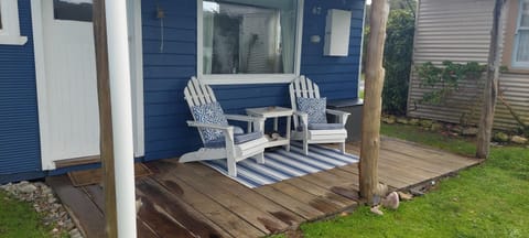 The Artists Cottage - absolute waterfront Chambre d’hôte in Strahan