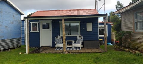 The Artists Cottage - absolute waterfront Bed and breakfast in Strahan