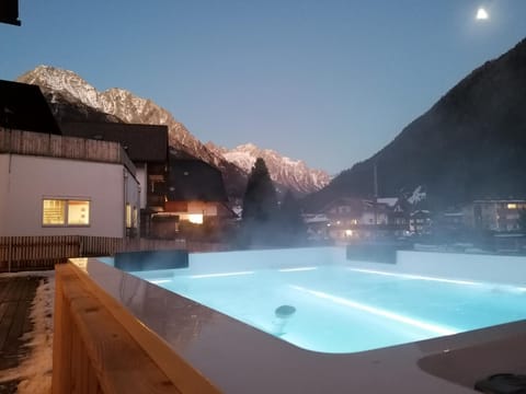 Nearby landmark, Night, Natural landscape, Hot Tub, Spa and wellness centre/facilities, Mountain view, Pool view, Swimming pool