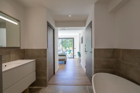 Bathroom, Photo of the whole room