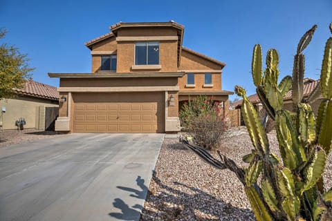 Maricopa Home with Outdoor Seating, 2 Mi to Golf! Casa in Maricopa