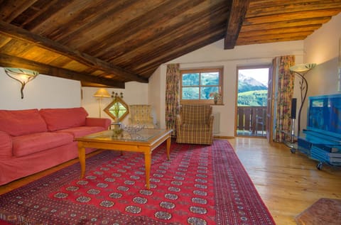 Balcony/Terrace, Mountain view, Street view