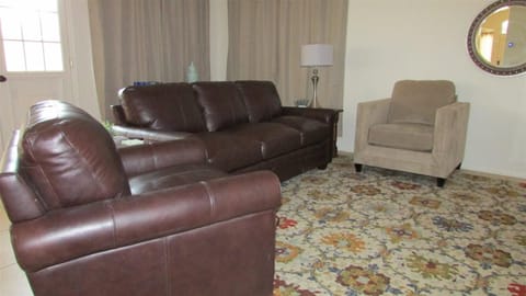 Cozy house near I-10 with pool heater, hot tub, BBQ House in Goodyear
