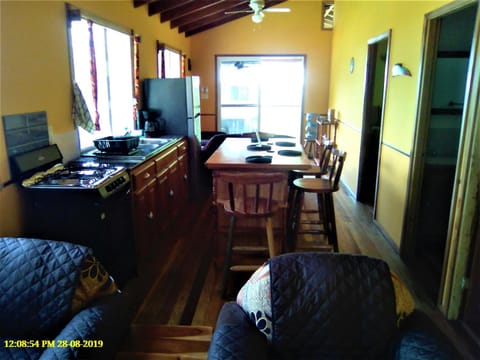 Fully equipped 2 bedroom tree top cottage, with large balcony in private garden Haus in San Ignacio