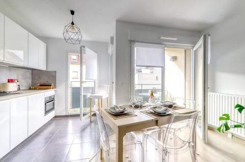 Kitchen or kitchenette, Dining area