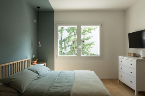 TV and multimedia, Photo of the whole room, Bedroom