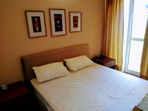 Entire Condominium Luxury Suites Perfect Getaway Condo in Noida