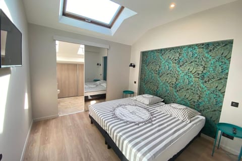 Bed, TV and multimedia, Photo of the whole room, Bedroom