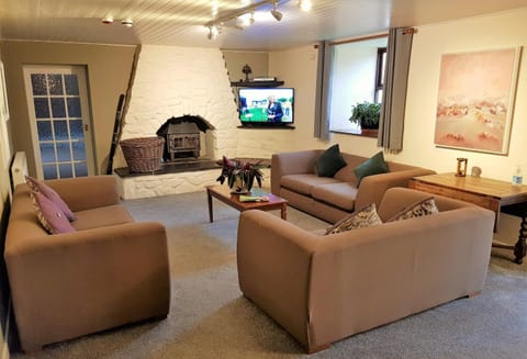 TV and multimedia, Living room, Seating area, flat iron