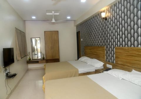 Bed, TV and multimedia, Bedroom