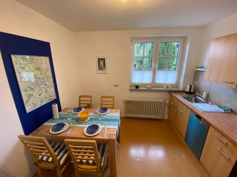 Kitchen or kitchenette, Photo of the whole room, Dining area