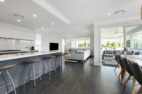 Spacious And Luxurious Beach Home House in Lake Macquarie