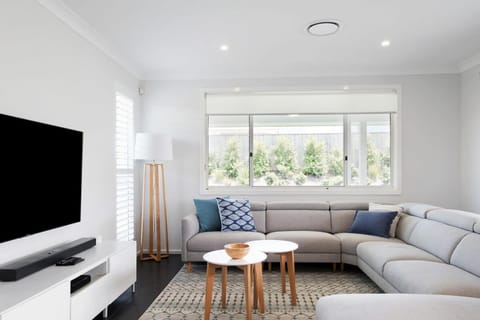 Spacious Luxurious Beach Home Apartment in Lake Macquarie