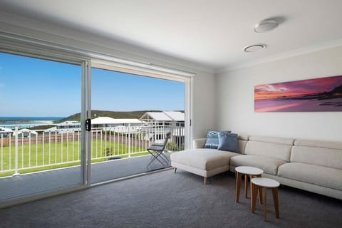 Spacious And Luxurious Beach Home House in Lake Macquarie