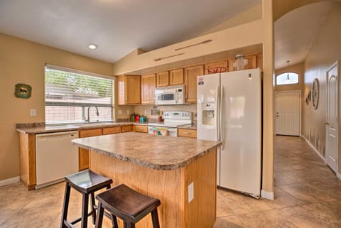 Sunny Maricopa Getaway with Private Pool and Fire Pit! Haus in Maricopa