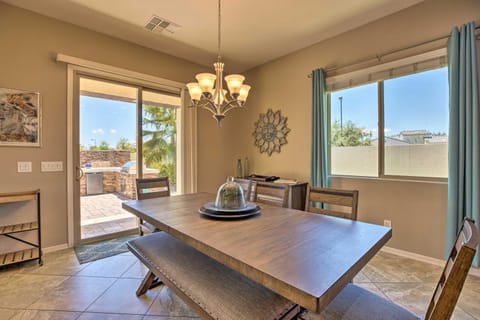 Modern Azure Home with Beautiful Patio, Pool and Spa! Maison in Goodyear