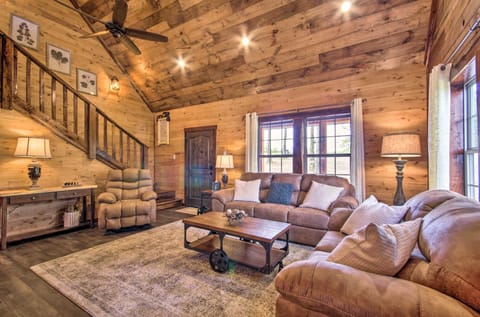 Secluded Log Cabin with Decks, Views and Lake Access Maison in Norfork Lake