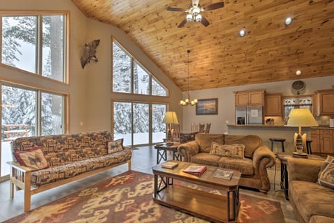 Cozy Eagle River Home with Paddleboard and 2 Kayaks! Haus in Eagle River