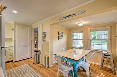 Cozy Cape Cod Cottage, Walk to Monument Beach! House in Pocasset
