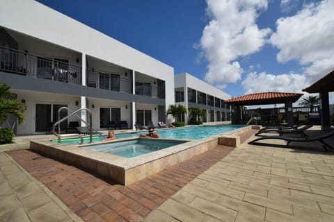 Arena Condos Aruba - few steps from Eagle Beach! Hotel in Noord