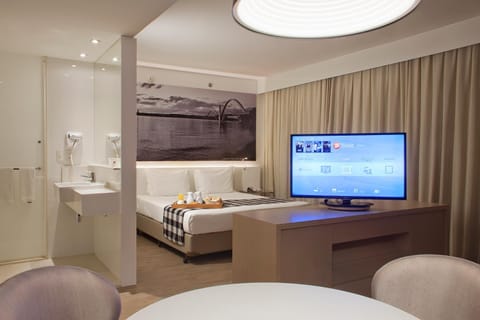 Bed, Bathroom, TV and multimedia, Living room, Photo of the whole room, Seating area, Bedroom