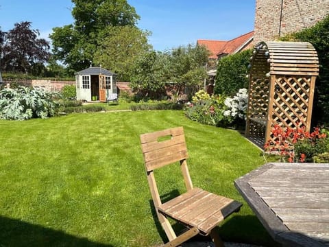 Pretty Garden Cottage House in Borough of Harrogate