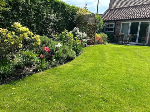 Pretty Garden Cottage House in Borough of Harrogate