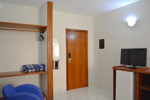 Bed, TV and multimedia, oven, wardrobe