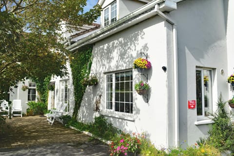 Property building, Patio, Facade/entrance