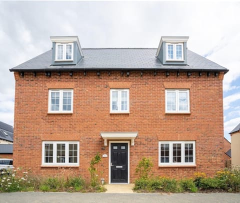 Lovely 5-Bed House in centre of Bicester Village House in Cherwell District