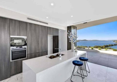 Stylish Penthouse with Views & Jacuzzi Condo in Gosford