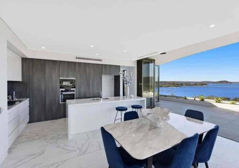 Stylish Penthouse with Views & Jacuzzi Condo in Gosford