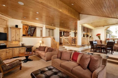 Snowmass Woodrun V 4 Bedroom Ski In, Ski Out Mountain Residence In The Heart Of Snowmass Village Condominio in Snowmass Village