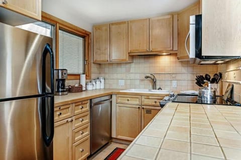1 Bedroom Antlers Vacation Rental With Incredible Slopeside Views And Just A Short Walk To Gondola And Lionshead Village Condominio in Lionshead Village Vail